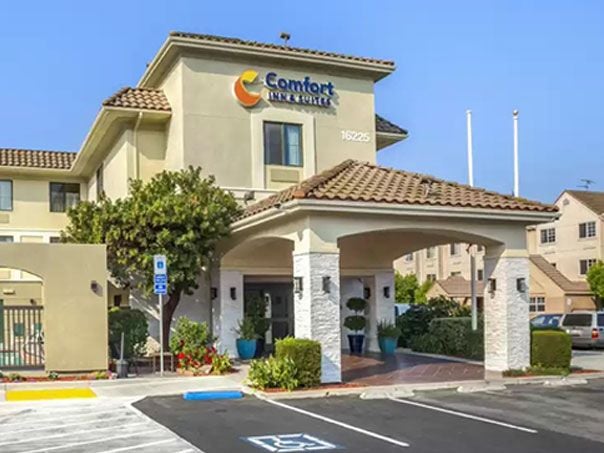 Does Comfort Inn Morgan Hill have parking?