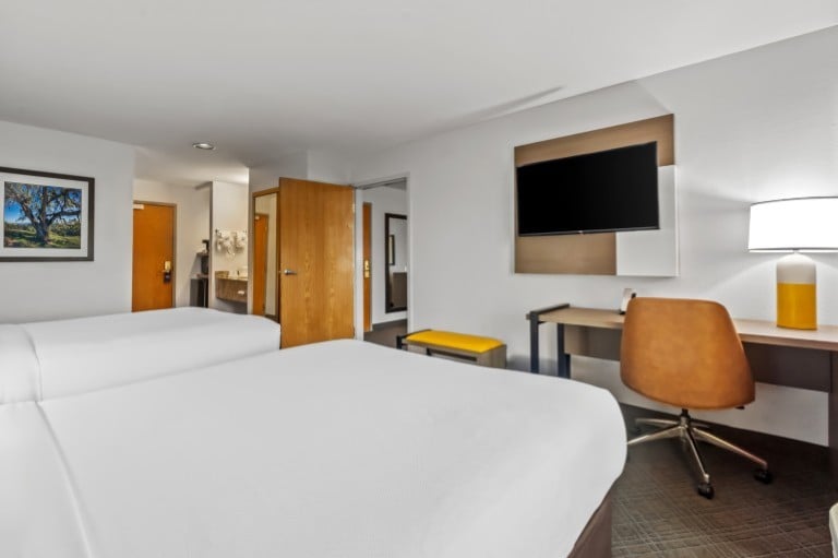 King / Double Queen Deluxe Suite